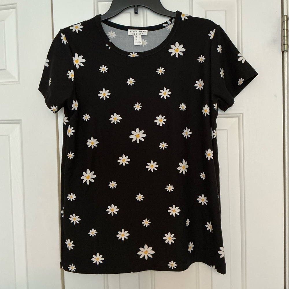 Short-sleeved Soft Daisy Top With Black Background